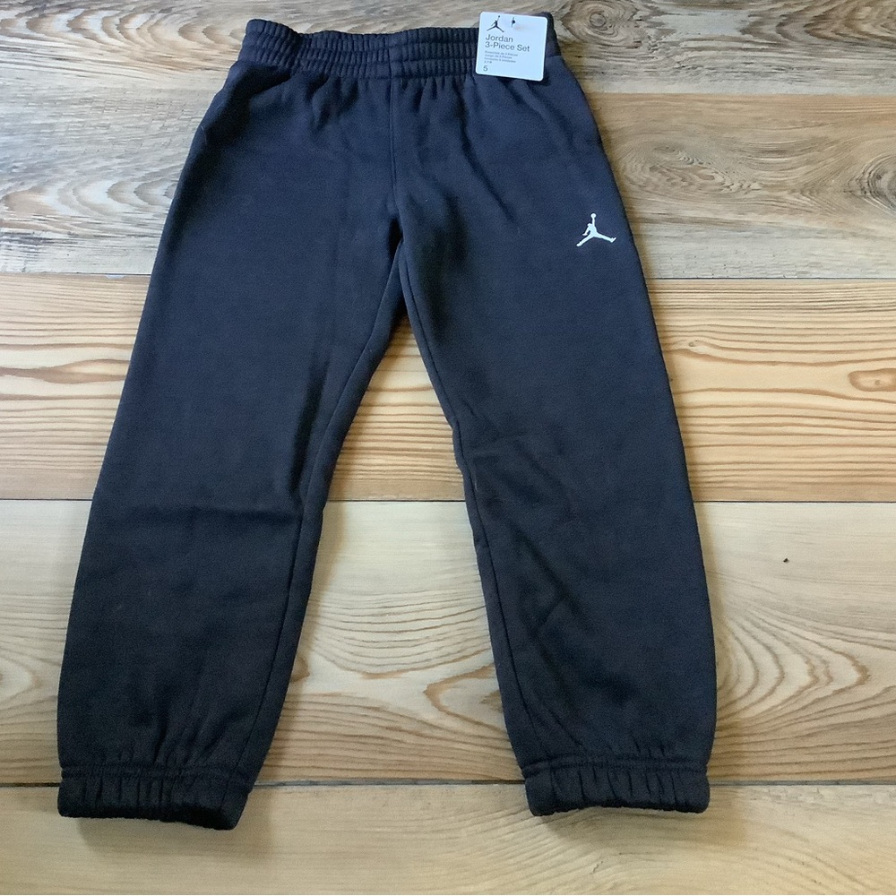 Jordan boys 3pc set size 5(NWT) - Picture 4 of 6